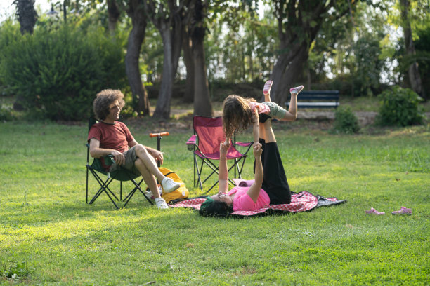 一家人在公园野餐照片图片下载