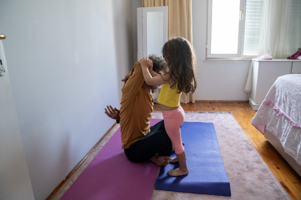 父女在家中一起做瑜伽图片下载