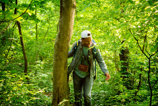 一个年轻人正在穿过森林图片下载