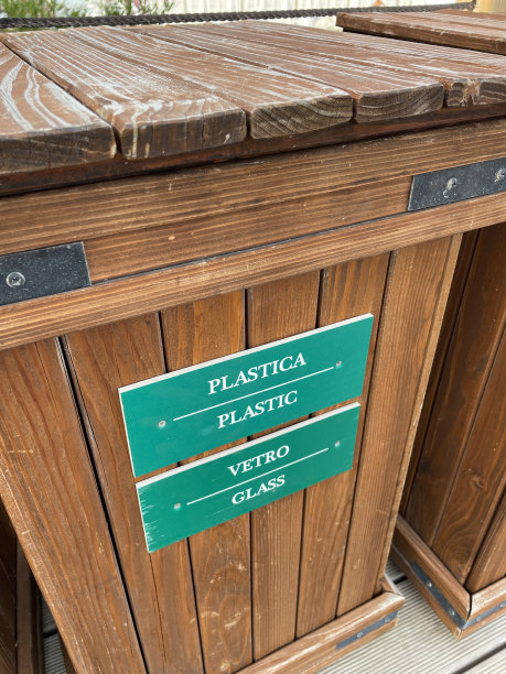 城市街道的特写图像，木质回收垃圾箱，有塑料和玻璃垃圾的单独隔间，重点放在前景图片下载