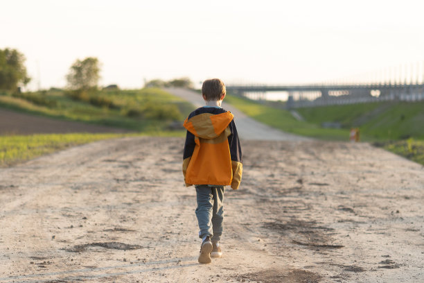 小男孩走在森林附近图片下载