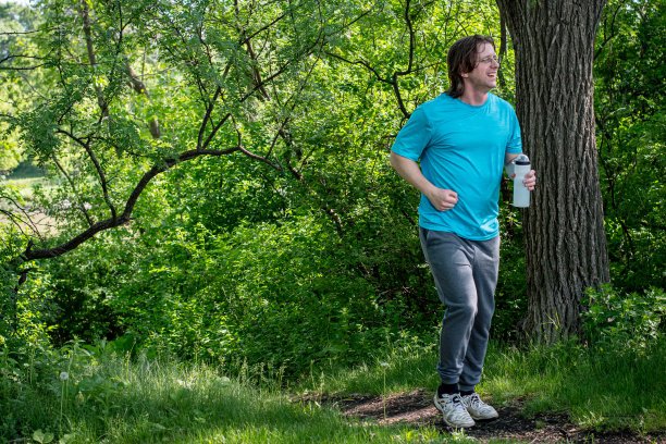 拥抱户外:以积极的心态激励健身图片下载