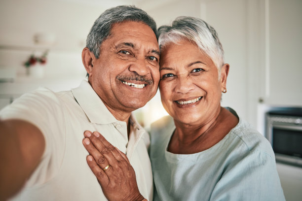 爱，幸福和老年夫妇在客厅自拍，头像和照片微笑，愉快和拥抱。肖像，退休和兴奋的老人享受退休的生活方式在他们的家图片下载