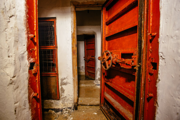 人防入口防空洞防护建筑。带阀门的大型装甲防爆门图片下载