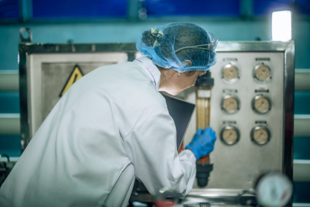 水质主任评估反渗透系统，确保标准、安全及控制污染图片下载