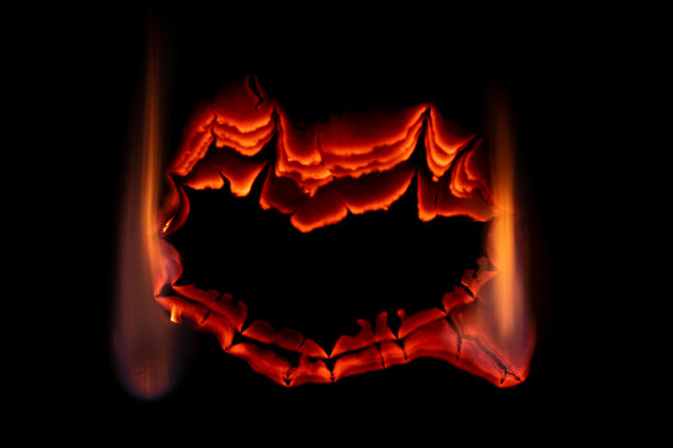 燃烧的纸，在黑色背景上发光的纸边图片下载