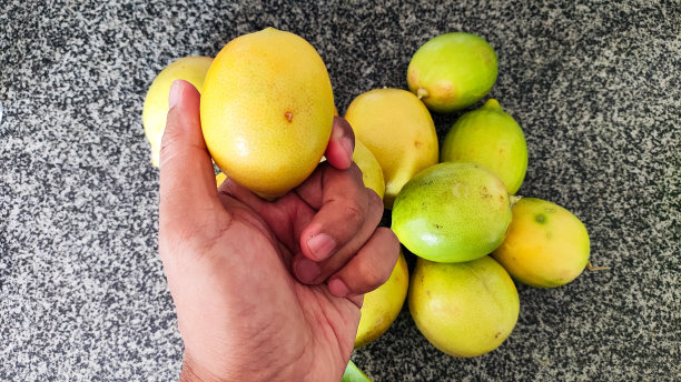 传统市场出售的新鲜柠檬图片下载