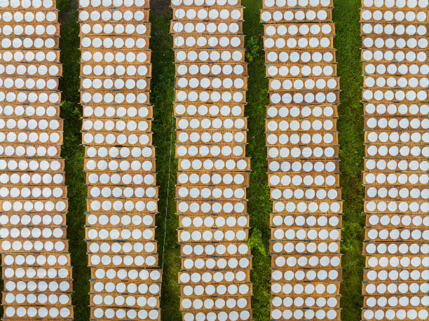 越南传统工艺村本特省，在阳光下晒干的宣纸卷的抽象航拍照片图片下载