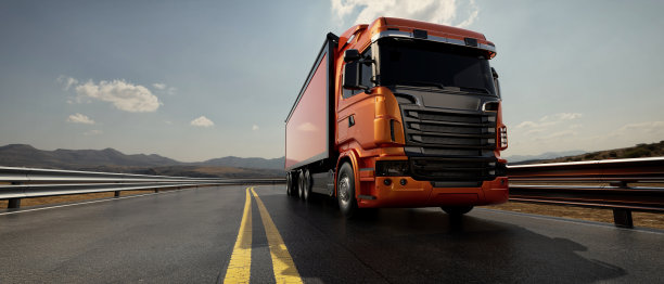 卡车在高速公路上行驶。图片下载