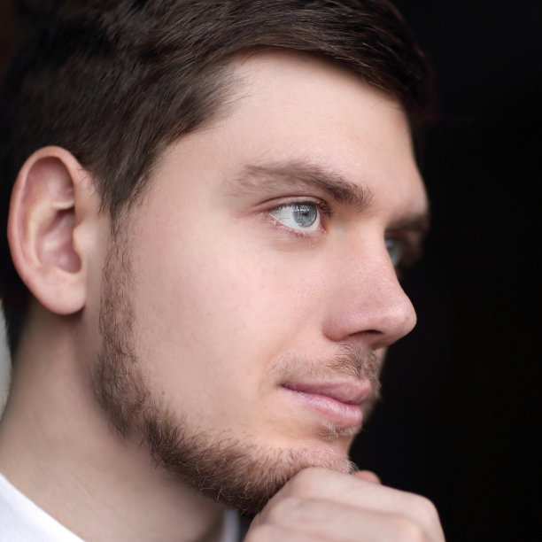 关闭了。一个美丽的商人在黑色背景上的肖像图片下载