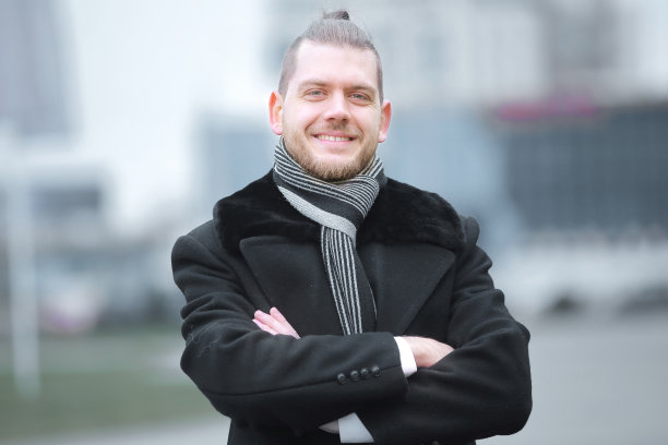 特写镜头。一个成功人士的肖像在模糊的背景图片下载