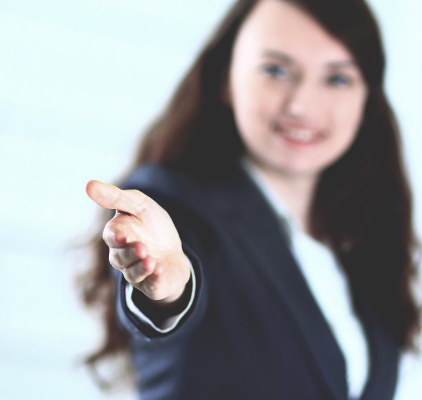 一个年轻漂亮的微笑着的女商人，开心地微笑着，张开手准备达成交易或说欢迎。孤立在白色背景上。图片下载