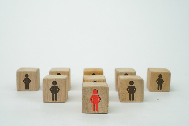 领导力概念，整齐排列的木制立方体或骰子，打印屏幕上有一个红色的人图标作为领导者，后面是其成员，白色背景和复制空间上有一个黑色的人图标图片下载