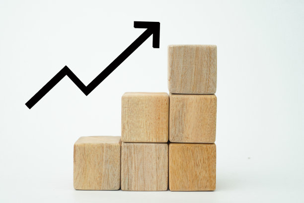 改进和成功的概念，像梯子一样排列的木制立方体，上面有一个增加或增长的图标图片下载