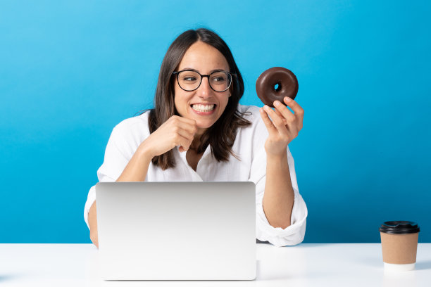 西班牙女人羡慕地看着巧克力甜甜圈图片下载