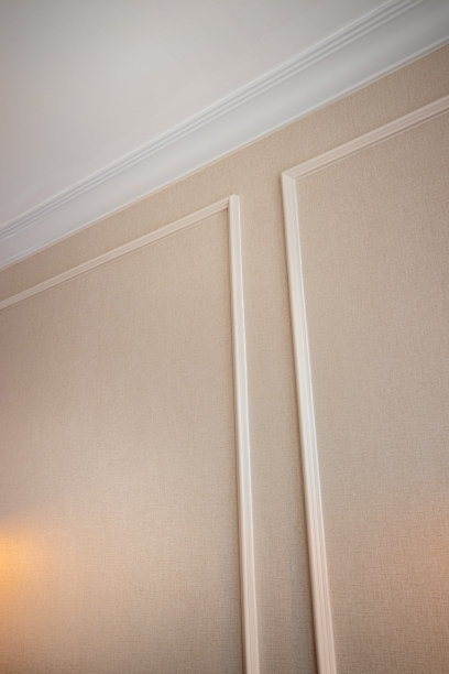 木墙和优雅的室内灯在一个经典的房子。图片下载