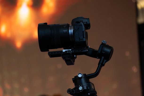 摄像机被安装与大疆浪人稳定配件，以保持事情看起来很好。并有一个闪烁的灯光作为背景，用于叙事图片或研究视频图片下载