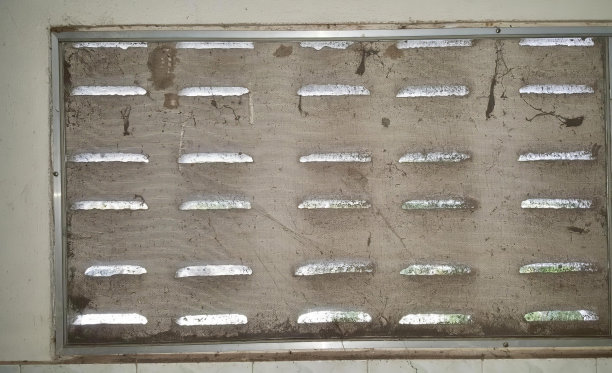 一扇脏窗户上有很多玻璃的照片，有一扇脏窗户上有很多玻璃。图片下载