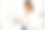 有吸引力的女人选择眼镜在眼镜店与展示背景图片下载
