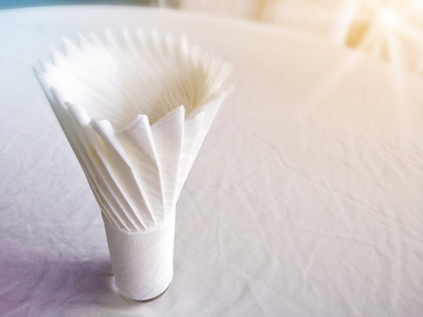 在高档餐厅用餐时，餐巾要整齐地叠在玻璃餐具上图片下载