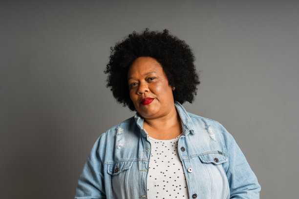 一个黑发女人的肖像图片下载