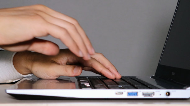 一个人使用电脑的特写图片下载