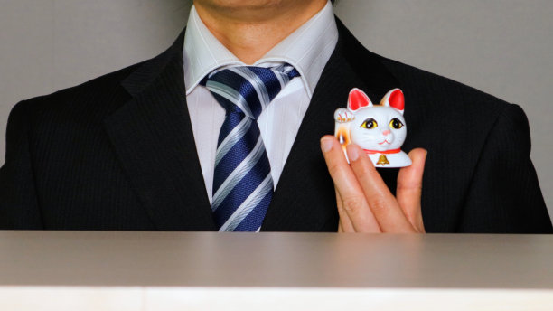 商人带着招手的猫图片下载