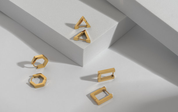 三个现代几何形状的耳环对在白色背景图片下载