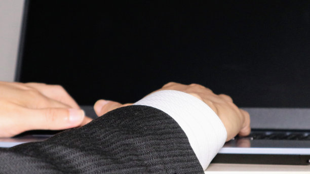 一个人使用电脑的特写图片下载