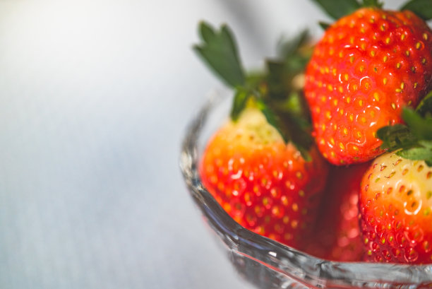 这是一张新鲜草莓的特写照片图片下载