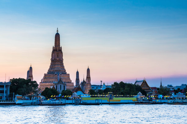 黄昏时分，曼谷的笏阿伦寺图片下载
