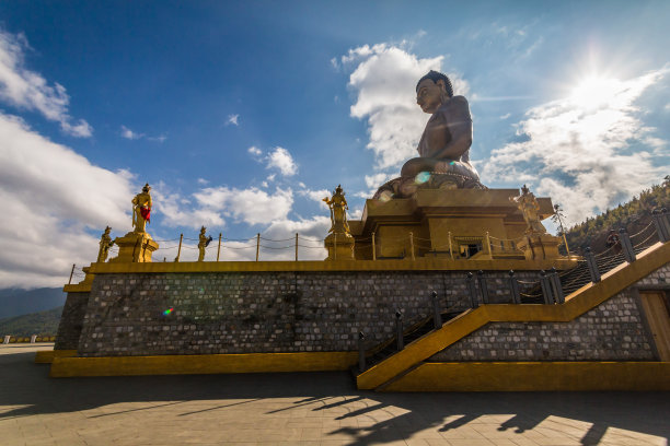 多丹摩大佛坐落在不丹廷布的昆塞尔Phodrang遗址中图片下载