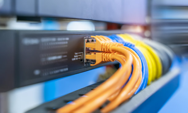 信息技术计算机网络，电信以太网电缆连接到交换机。图片下载