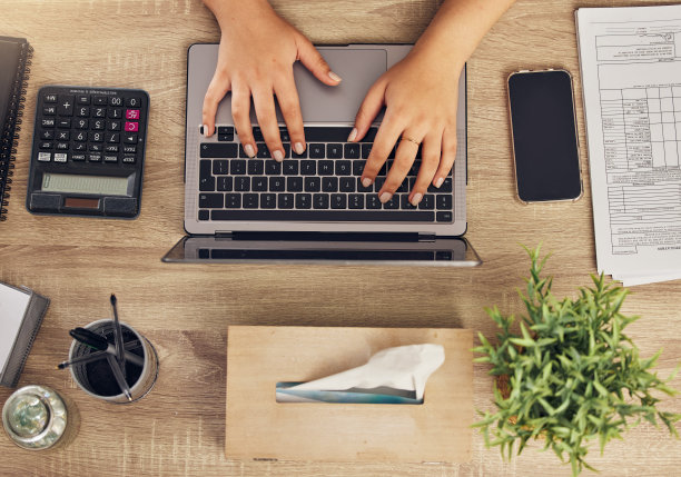 笔记本电脑，计算器和商务人士的手，用于财务申请，税务管理和网上会计。计算机，财务数据和会计或员工与公司或审计信息以上图片下载