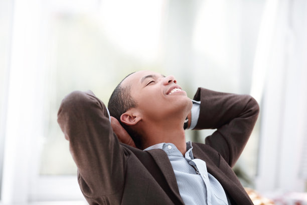 梦见一个商人坐在他的办公桌前图片下载