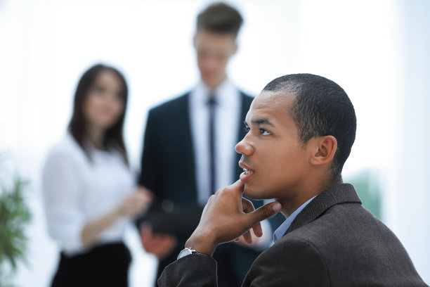 年轻成功的商人在办公室的背景图片下载