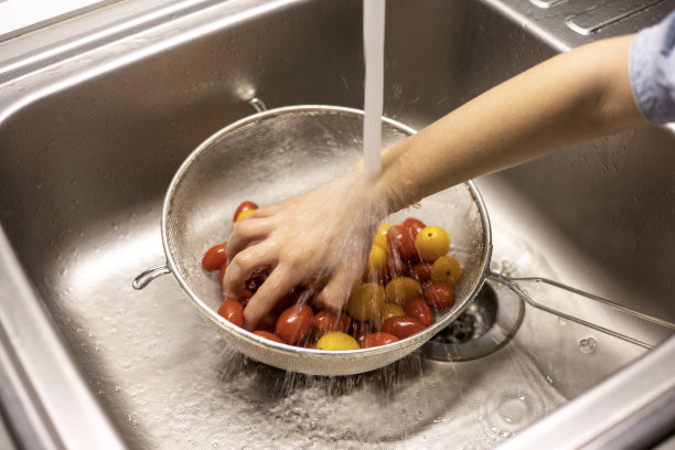孩子们在厨房里洗圣女果图片下载