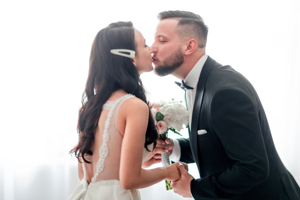 新郎手持结婚花束迎接新娘图片下载