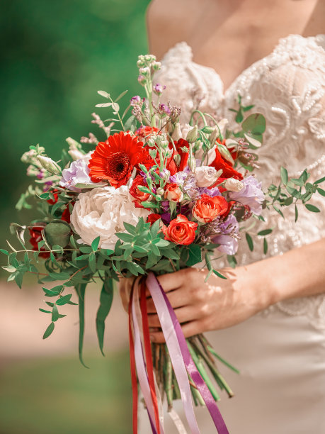 关闭了。新娘手中的婚礼花束。图片下载