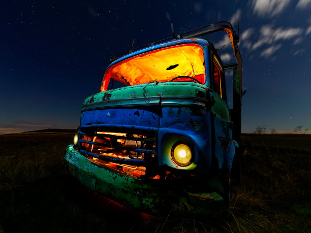 旧的和废弃的卡车晚上在capmo和led灯照明图片下载