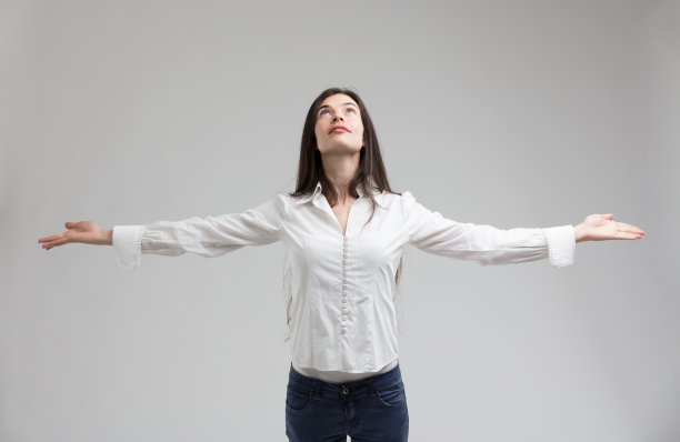 女人感谢上天的眷顾图片下载