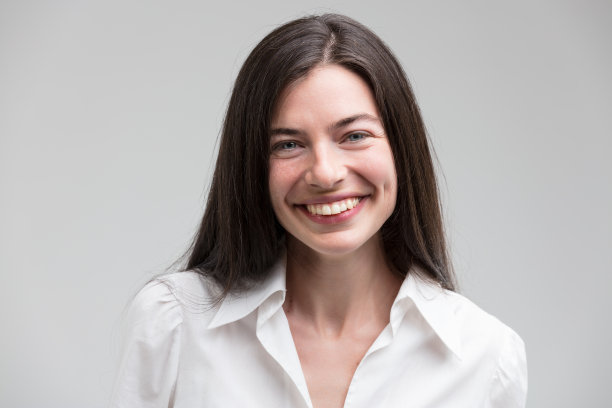 穿着正式白衬衫微笑的女人图片下载