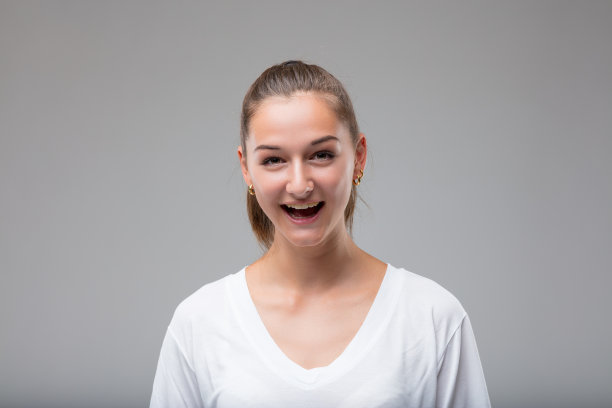 惊讶的女人张开嘴的喜悦图片下载