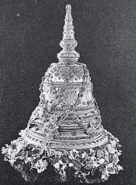 佛龛里供奉着神圣的佛牙图片下载