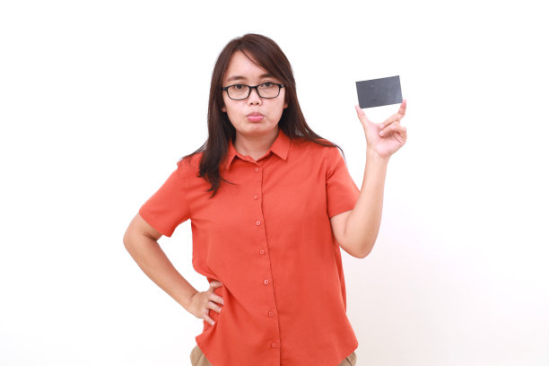失望的年轻亚洲女子站在那里，手里拿着一张空白的卡片模型。孤立于白色图片下载