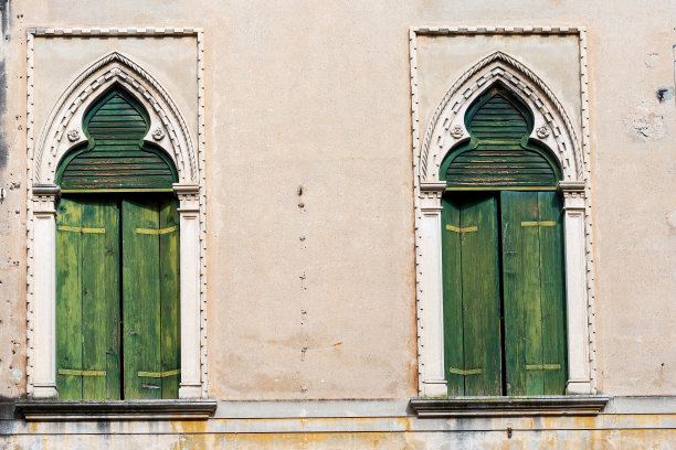 威尼斯哥特式风格的带拱门的古代窗户-意大利Oderzo Treviso图片下载