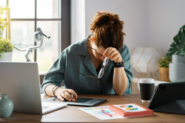 一位妇女正在车间工作图片下载