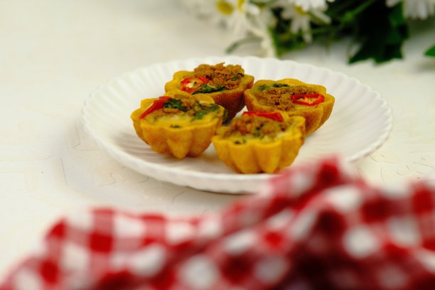 木盘上自制的传统马来美食Kuih Cara Berlauk。它尝起来又辣又好吃。图片下载