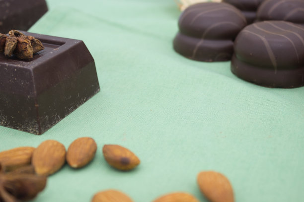 杏仁和香料的巧克力糖果图片下载