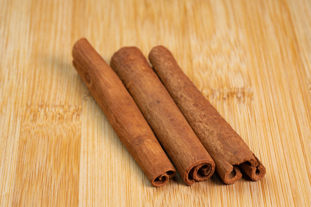 木制背景上的肉桂棒。香肉桂调味特写。香料和肉桂。美食烹饪视频概念。配料为温酒、热酒图片下载